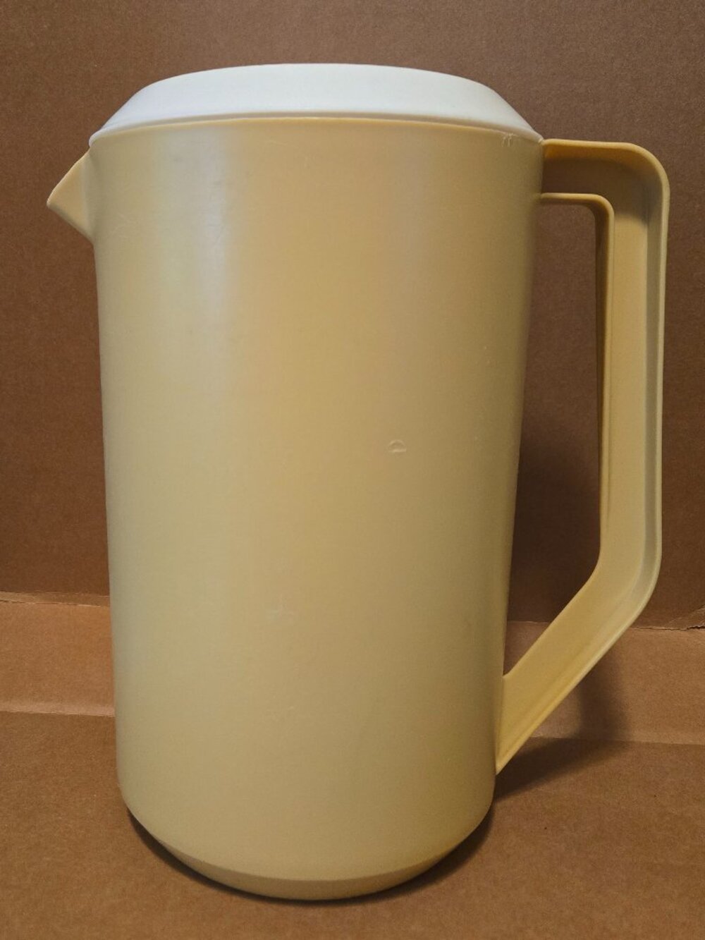 Vintage Rubbermaid Plastic Pitcher Harvest Gold with Lid 1 Gallon